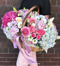 Композиция солнечный день в Афанасово Цветочная композиция из Розы, Хризантемы, Пионы и Лизиантусы в корзине в Афанасово