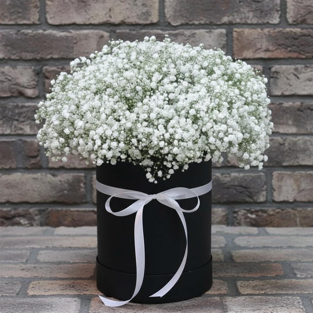 Цветочная композиция из Гипсофила в шляпной коробке в Афанасово