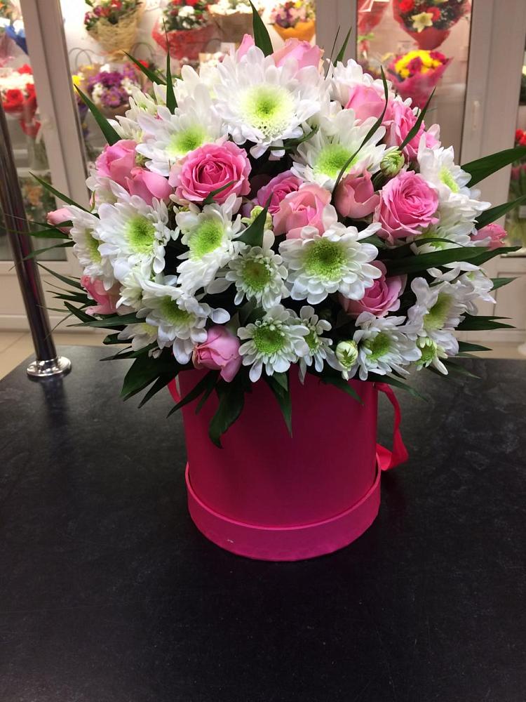 Цветочная композиция из Розы и Хризантемы в шляпной коробке в Афанасово