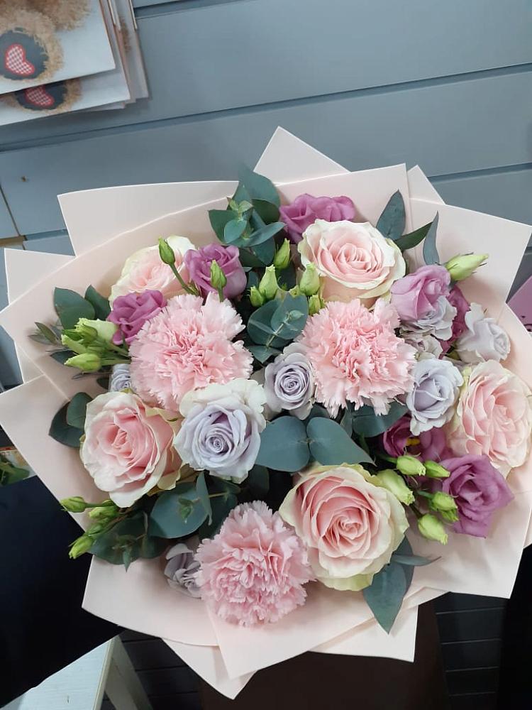 Букет цветов из: Розы, Гвоздики и Лизиантусы в Афанасово